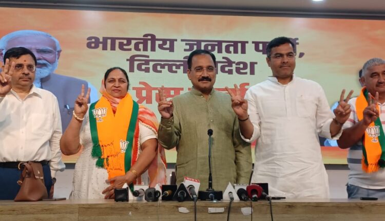 AAP councilor and former corporator join BJP before MCD elections
