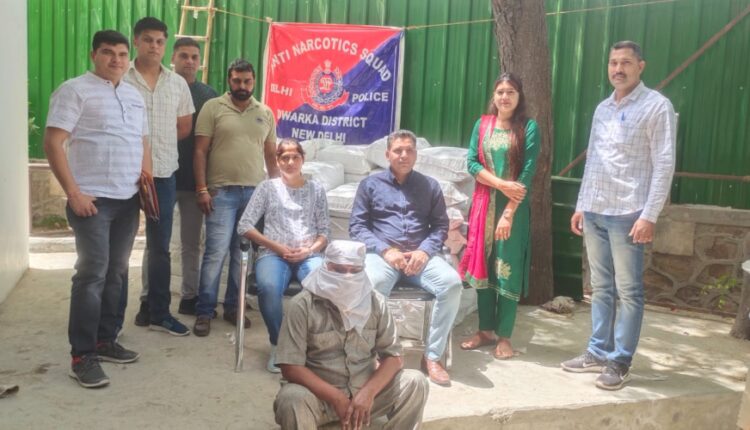 Delhi Police arrested two liquor smugglers, seized 8900 quarters of illicit liquor, a Bolero pick up and a Desire car