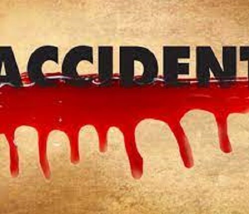 Two people sitting on the back seat of the car died on the spot due to the heavy collision of the truck