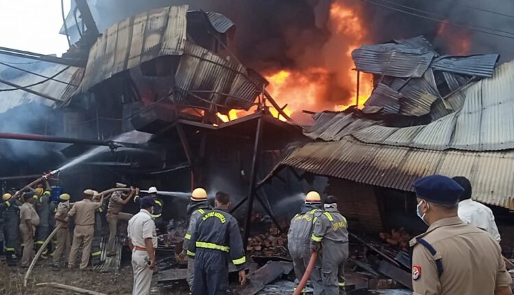 Fire broke out due to unknown reasons in the closed factory located in Rania's Khan Chandrapur