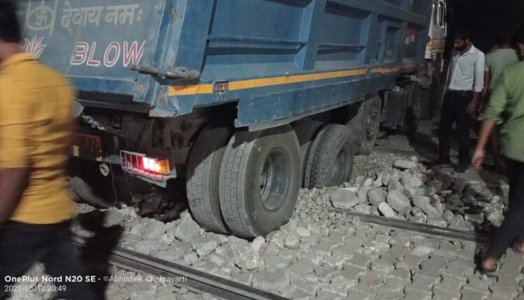 Load dumper stuck on railway crossing in the middle of the track, DFC route including Delhi Howrah route disrupted