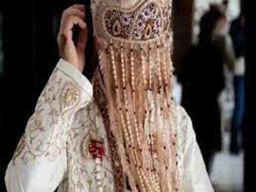 Drunken groom creates ruckus by smearing vermilion all over bride's face