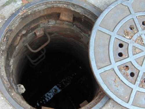 Two workers who came down to clean the sewer tank died due to suffocation