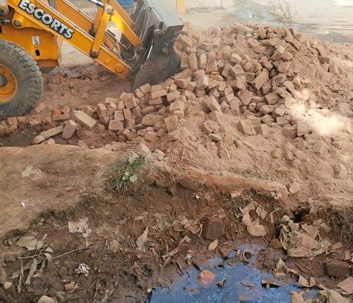 Sunasir Nath road collapsed due to the soil extracted from the dumper of Ganga Expressway