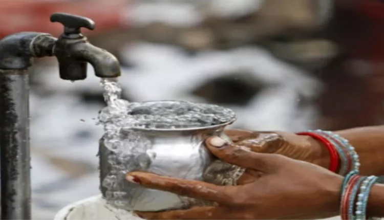 Troubled by the shortage of water people protested water did not come for 4 days