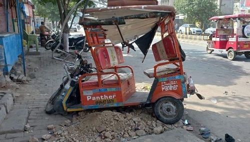 E-rickshaw rider killed 10 injured in collision with speeding truck