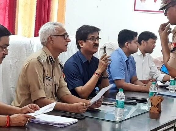 Hearing the pain of an elderly woman who is stumbling from door to door, the commissioner, the DIG's heart is sweating.