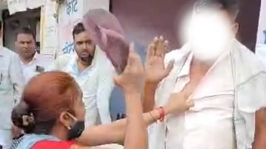 Etah-woman thrashed brother-in-law's slippers fiercely, video went viral on social media
