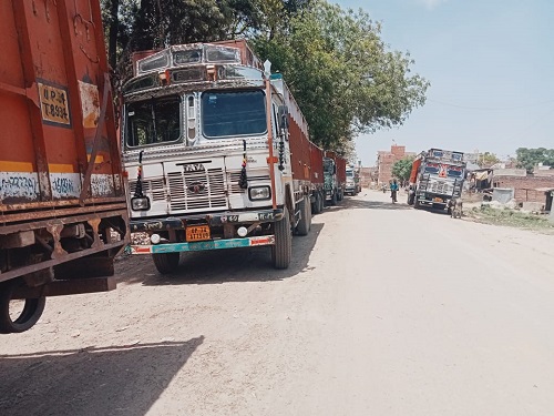 Trucks standing on both sides of the road are feasting on accidents