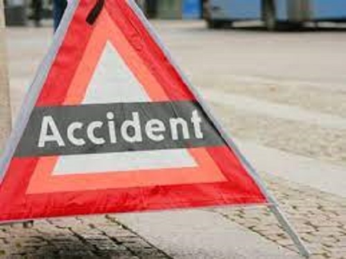 21 people were injured when a bus full of passengers went out of control and fell into a ditch.