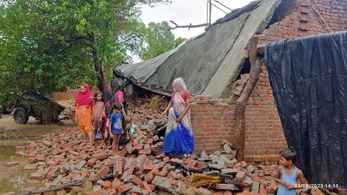 House collapses when full animal dies family narrowly escapes