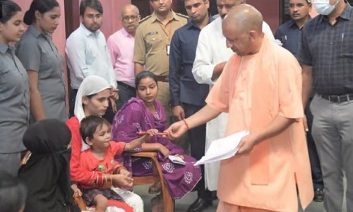 CM Yogi gave chocolates to children in public darshan.