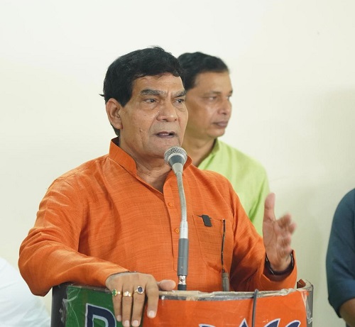 Minister AK Sharma filled with enthusiasm during campaigning in Mau's Ghosi assembly by-election