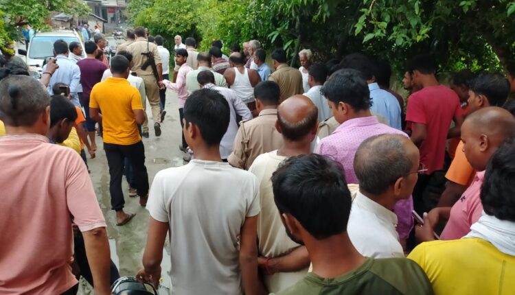 Masked miscreants fled from the spot after shooting and looting the bike.