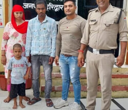 Searching for the lost 4-year-old child and handed it over to the family