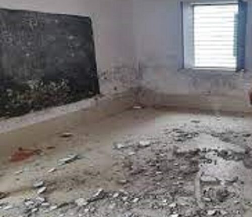 A part of the roof of the primary school fell due to weakening due to rain