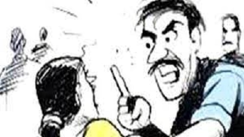 The young man dragged the woman on the road and abused her for not taking the veil