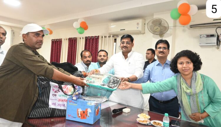 Jal Shakti Minister Ramkesh, Commissioner RP Singh and District Magistrate Nagpal distributed tool kids to the beneficiaries.
