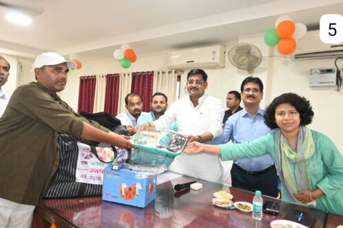 Jal Shakti Minister Ramkesh, Commissioner RP Singh and District Magistrate Nagpal distributed tool kids to the beneficiaries.