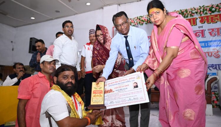 Divyang Nilesh was honored with the National Seva Ratna Award in a program organized by Ramakrishna Seva Foundation Ayodhya.