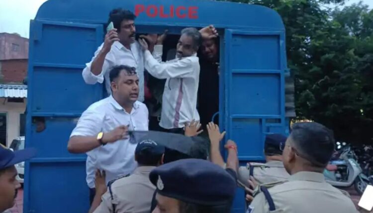 Police caught Congressmen in Ranjhi before showing black flags to the Chief Minister.