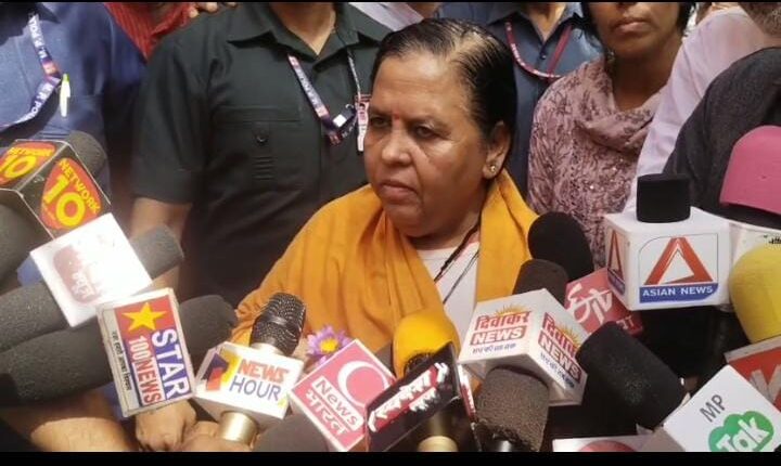 Former Chief Minister Uma Bharti, who came to see Radha Rani, was seen avoiding questions.