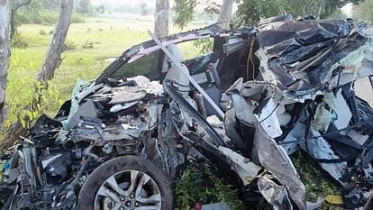 Car collides with tree, 5 killed