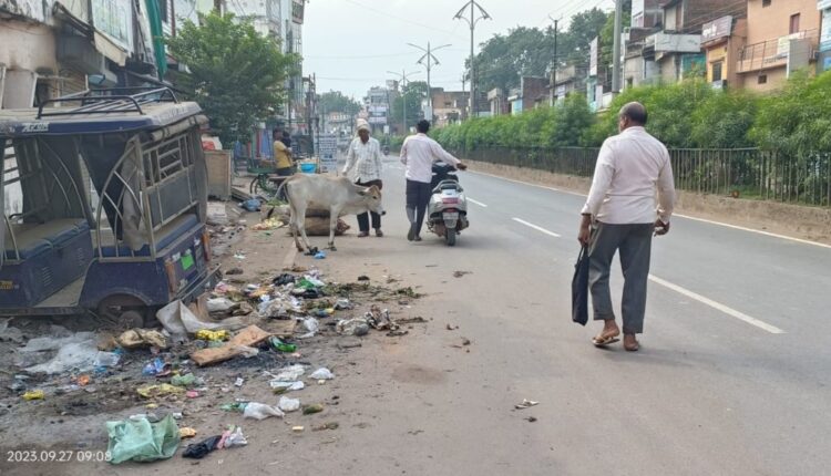 Dirt spread in the city due to sanitation workers strike, demand to fix 135 sanitation workers, had given warning earlier, due to non-fulfillment of demand opened front*