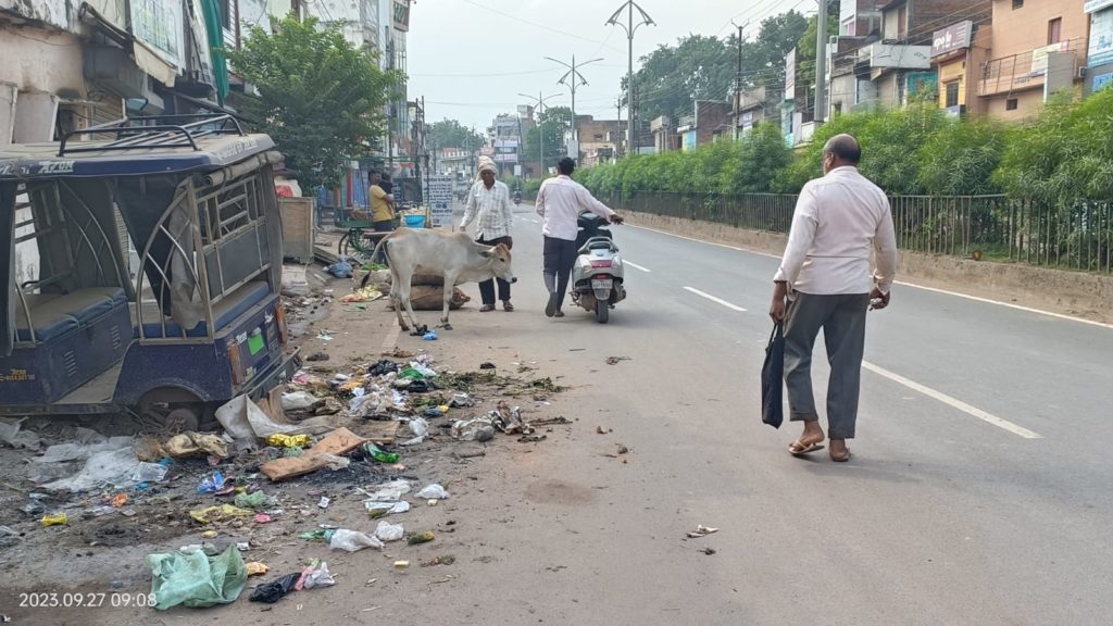 Dirt spread in the city due to sanitation workers strike, demand to fix 135 sanitation workers, had given warning earlier, due to non-fulfillment of demand opened front*
