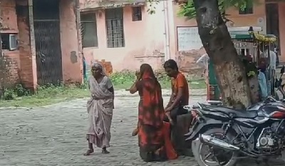 While sweeping the house, a woman died after getting electrocuted by a wire lying on the ground.