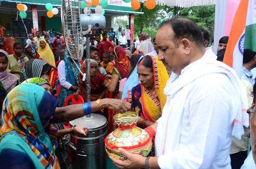 Horticulture Minister administered oath of Panch Pran to village people under Meri Mati Mera Desh program