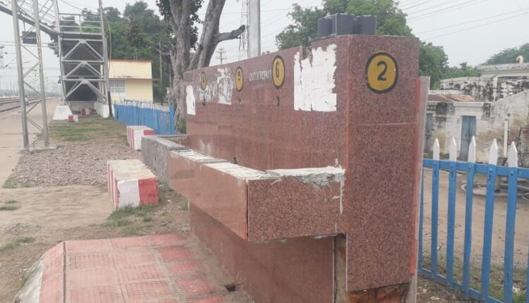 People forced to travel amid filth at Kanchausi railway station