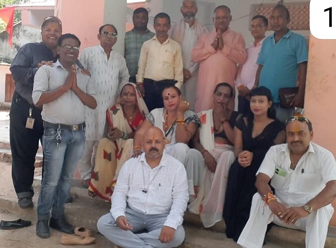 The festival of Raksha Bandhan was celebrated in a unique way at Banda Press Club, Rakhi was tied to eunuchs