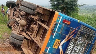Accident due to bus overturning, 13 passengers injured