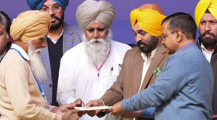 Hon, Kejriwal handed over a check of Rs 1 crore to the family of martyr Amrik Singh