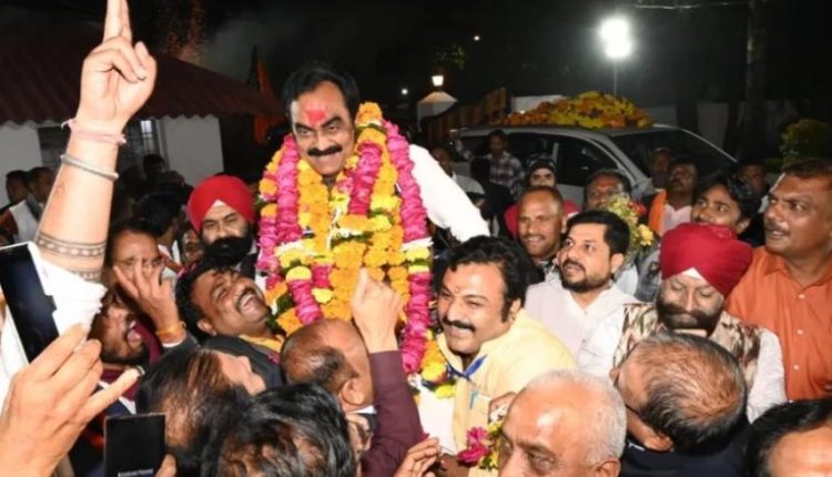 Workers celebrated the historic victory of BJP candidate Rakesh Singh in the West Assembly.