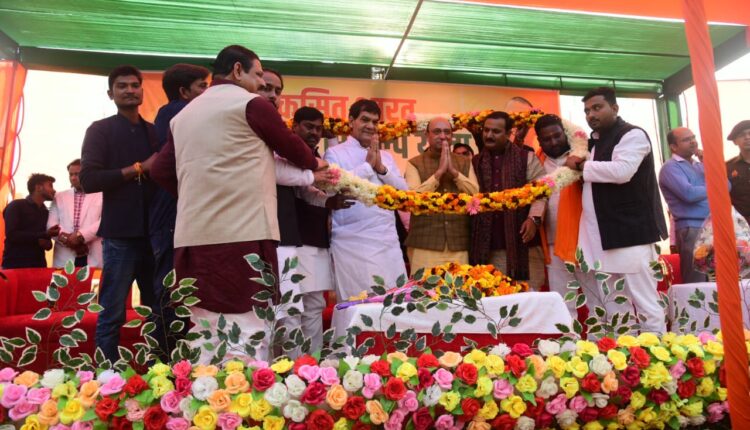 A.K. Education of 'Developed India Sankalp Yatra' in Panchayat village Jigna Habibpur of Sharma Siddharthnagar