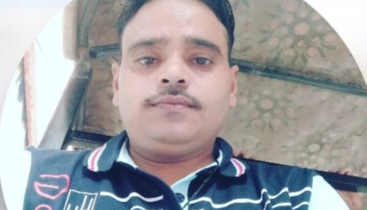 Troubled by the bullies abusing his mother and sister on some pretext or the other after drinking alcohol, the victim gave an application to the Superintendent of Police.