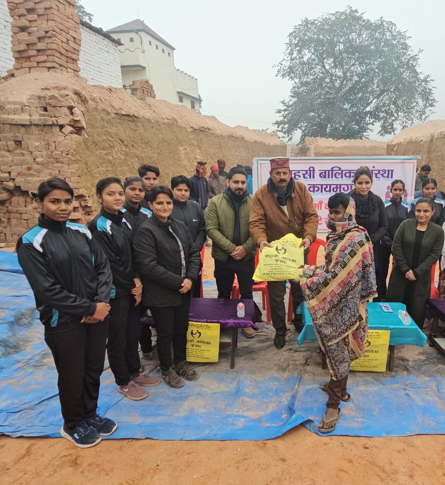 Clothes were distributed to the laborers by the courageous girl organization