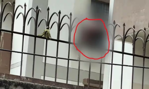 Dead body of a newborn found stuck in the grill of a building in Faridabad, Haryana.