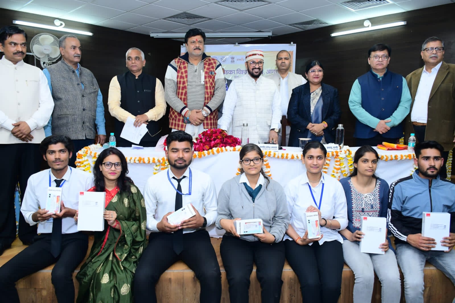 Agra: 110 students got tablets and smartphones