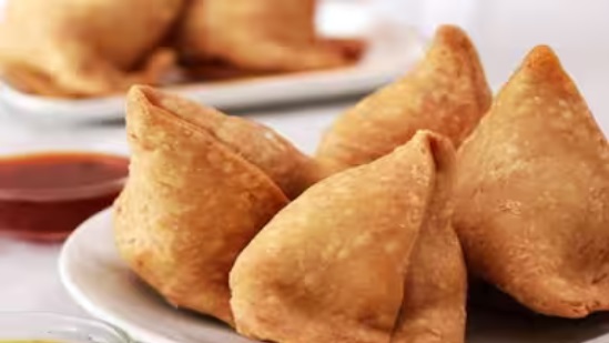 Instead of potatoes, condom, tobacco, gutkha and stones were found inside samosas, police took immediate action.