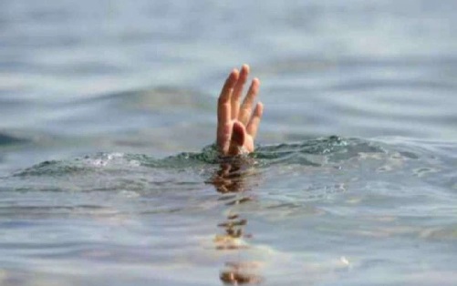 Gujarat: Four members of the same family washed into the sea on Dandi coast, search continues