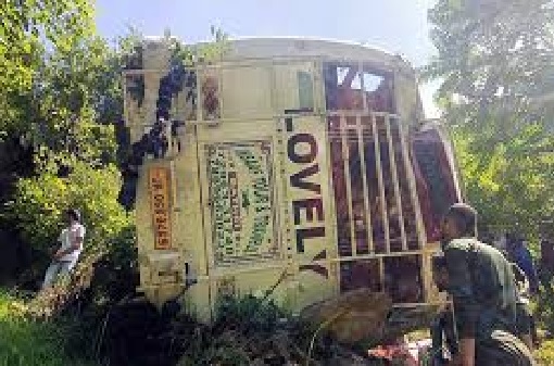 Bus collides with truck in Hoshiapur, Punjab, 13 passengers injured