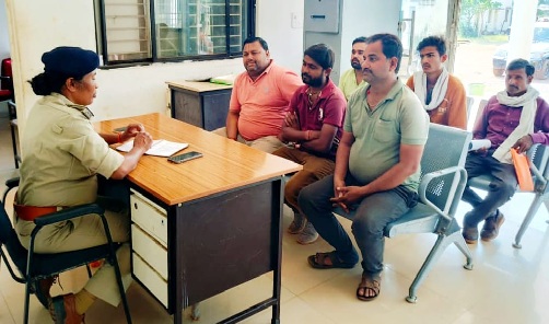 Police station in-charge took a meeting of firecracker sellers, Gave necessary safety related guidelines,