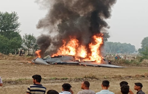 Air Force plane crashes in Agra, 2 people including pilot saved their lives by jumping into the field, investigation ordered