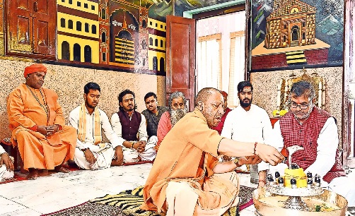 CM Yogi, who reached Prayagraj, gave a big gift to the cleaning workers, announced a bonus of Rs 10,000, money will come into the account from April.