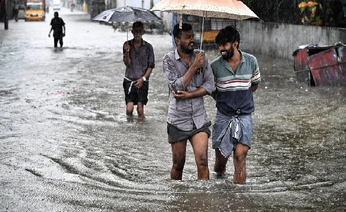 Cyclone crisis deepens in Kerala! Orange alert issued in 5 districts, 2 dead, flood-like situation